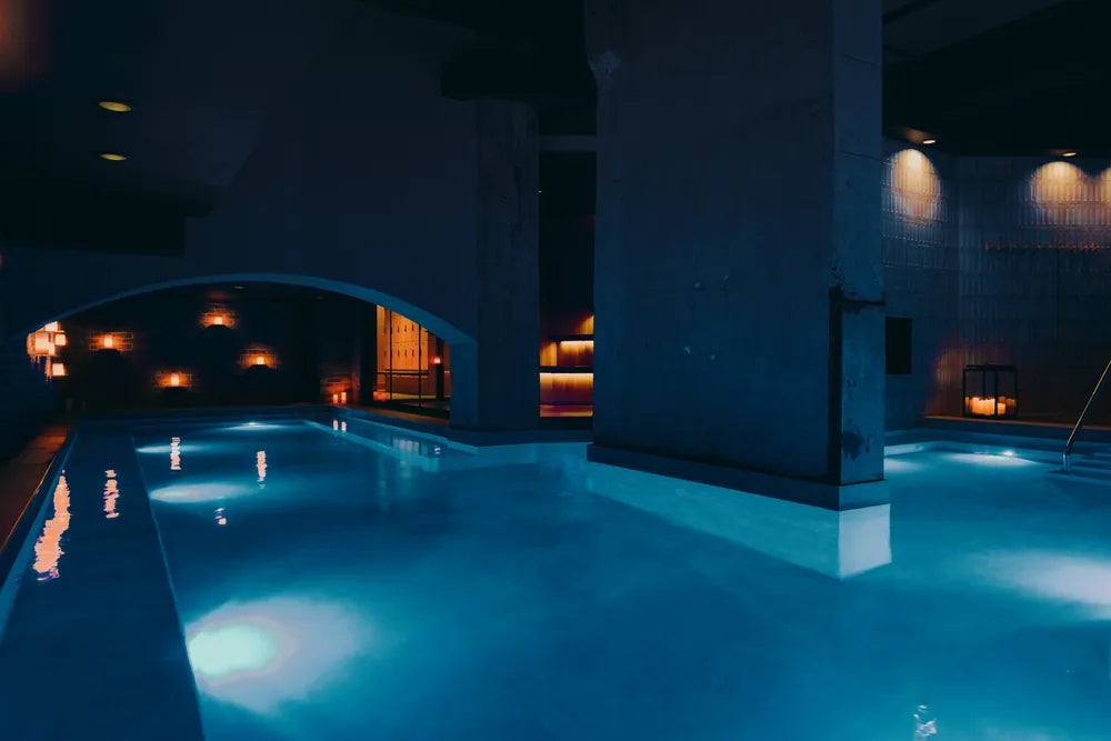 The blue-lit thermal bath